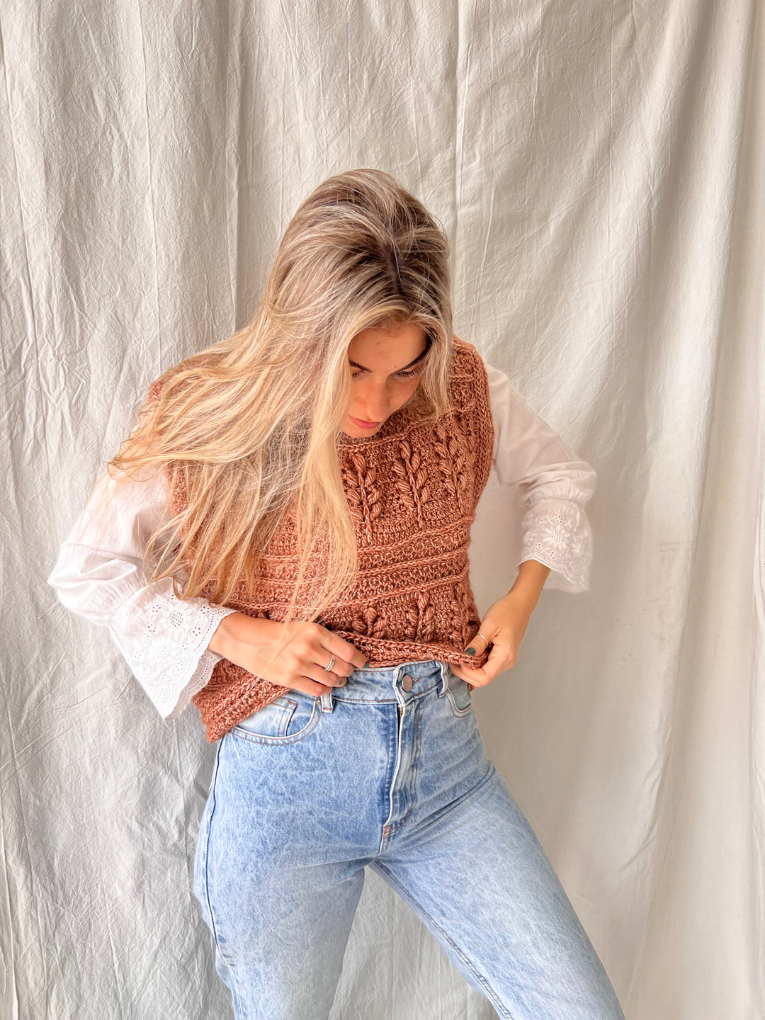 Curso online de crochet - Textura imitación tricot, tejida en crochet y aplicada a un chaleco - Diseño Florecer