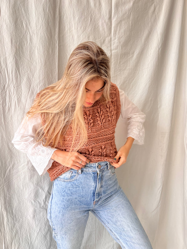 Curso online de crochet - Textura imitación tricot, tejida en crochet y aplicada a un chaleco - Diseño Florecer