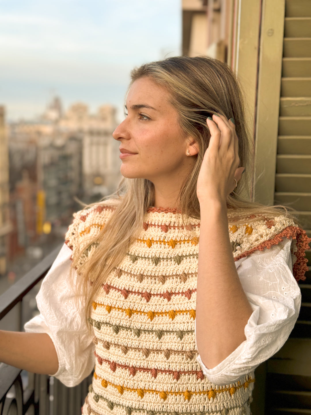 Curso online de crochet -Cómo tejer una prenda con la técnica de Bottom up a partir de una textura- Top (chaleco)Almendra