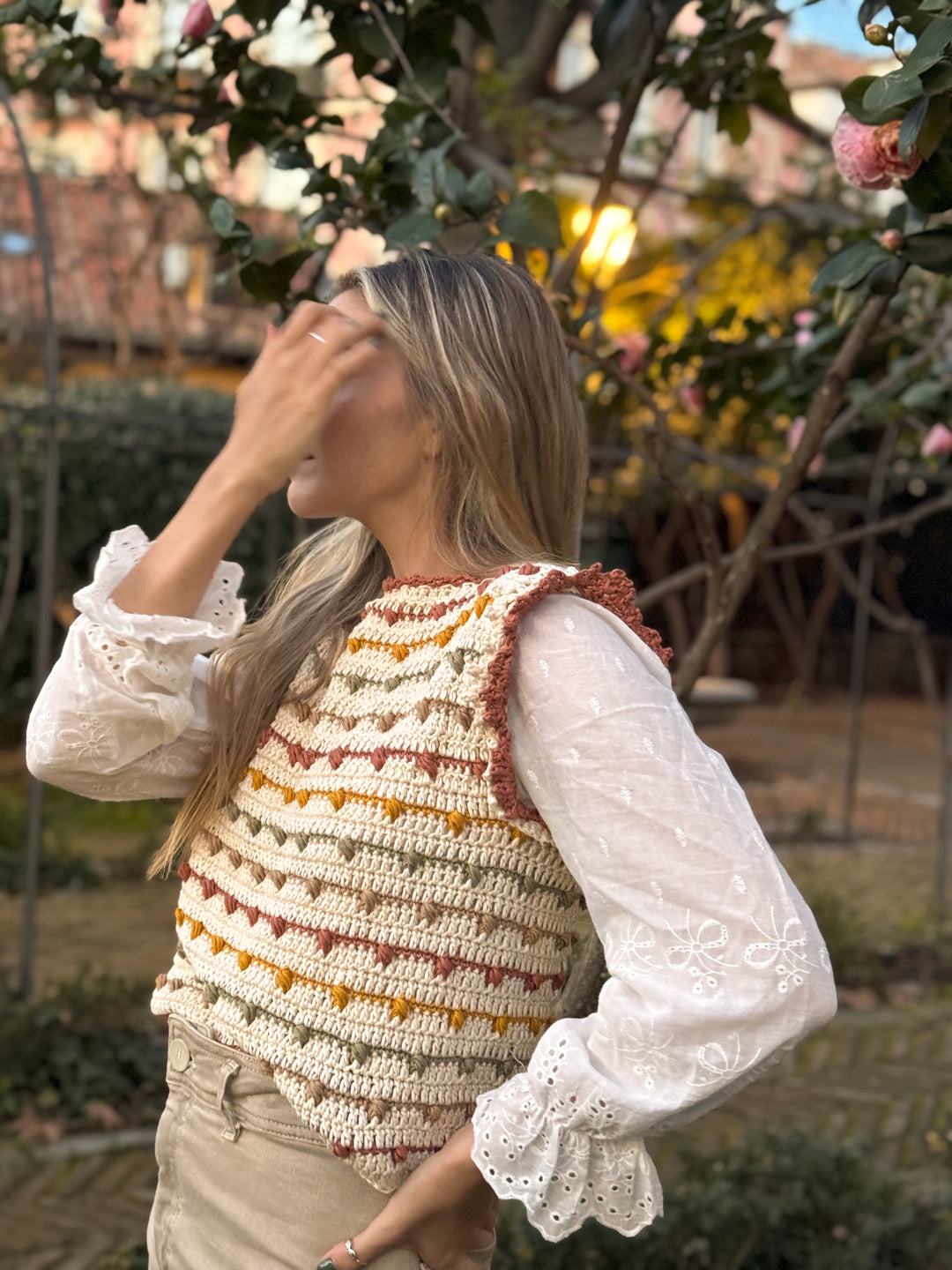 Curso online de crochet -Cómo tejer una prenda con la técnica de Bottom up a partir de una textura- Top (chaleco)Almendra