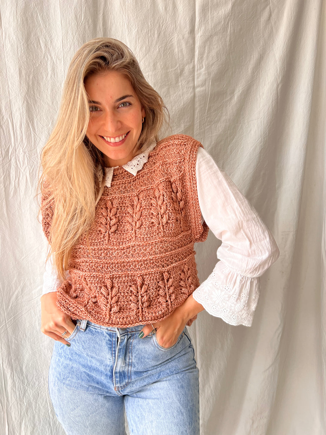 Curso online de crochet - Textura imitación tricot, tejida en crochet y aplicada a un chaleco - Diseño Florecer