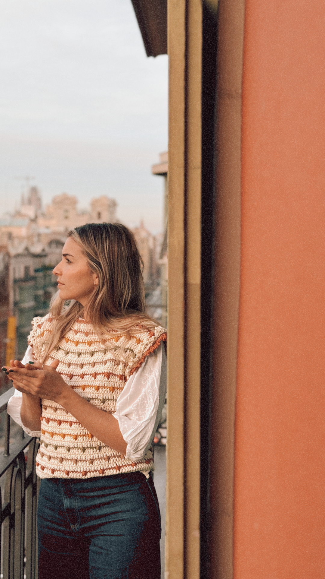 Curso online de crochet -Cómo tejer una prenda con la técnica de Bottom up a partir de una textura- Top (chaleco)Almendra