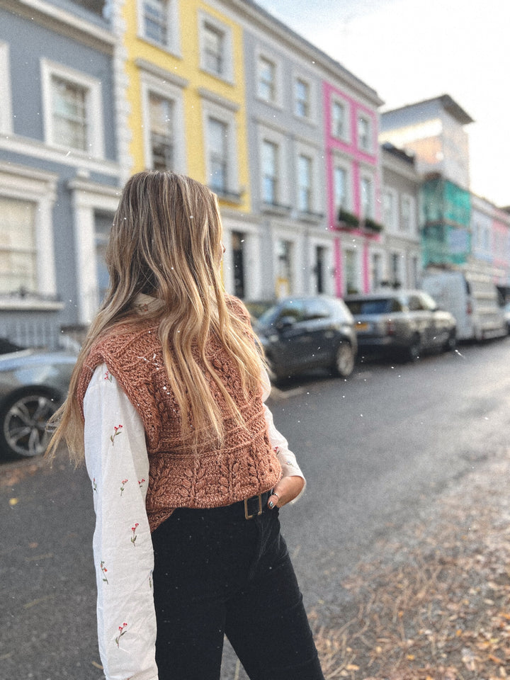 Curso online de crochet - Textura imitación tricot, tejida en crochet y aplicada a un chaleco - Diseño Florecer