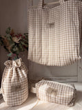 Combo Cuadrille beige: maxi bolso + bolsito bombón + neceser