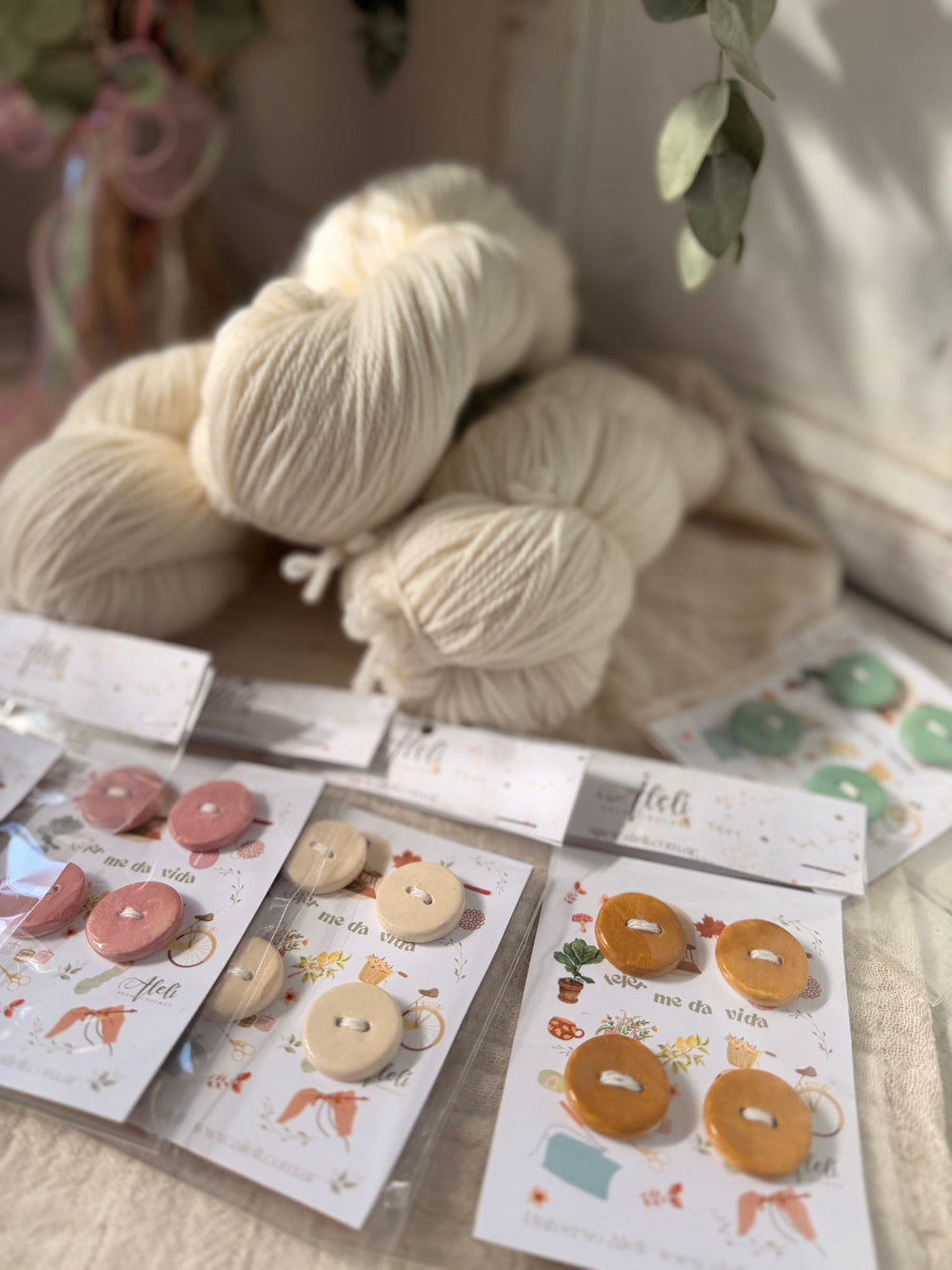 Winter SALE: Kit creativo:lanas +botones de ceramica + regalo patrón digital chal con texturaa